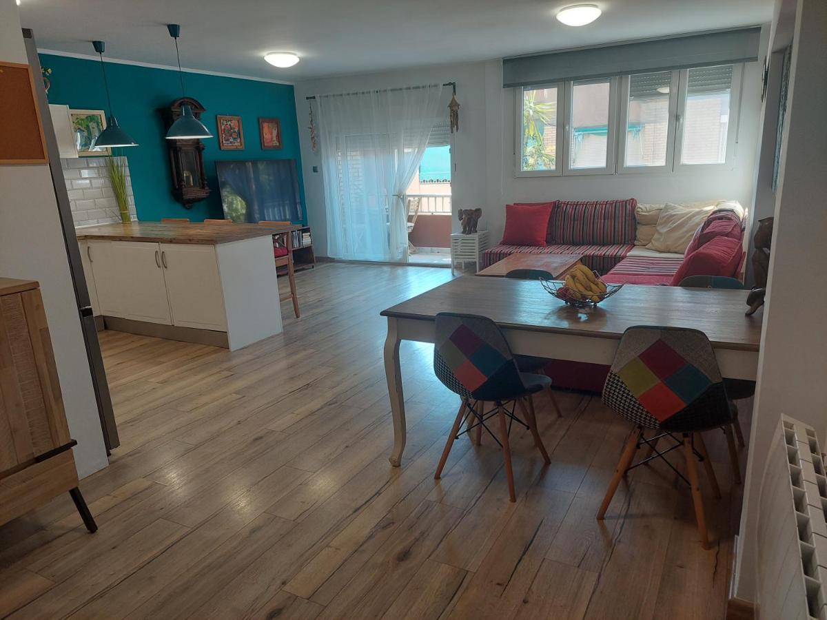 Family Apartment Andrea Алакас Екстериор снимка